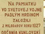 Na snímke pamätník padlým v prvej svetovej vojne v obci Kuklov pri Senici. Pomník padlým pomohli svojimi finančnými príspevkami postaviť rodáci z obce, ktorí sa vysťahovali do Ameriky. Tento fakt potvrdzuje aj nápis na ňom. Okrem nápisu Na pamiatku vo svetovej vojne padlým hrdinom založili z milodarov roku 1927 občania Kuklovskí, je na ňom aj dôvetok Za pomoci našich amerických bratov. 