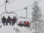 Lyžovanie na svahu Interski v lyžiarskom stredisku na Štrbskom Plese vo Vysokých Tatrách 18. januára 2018.