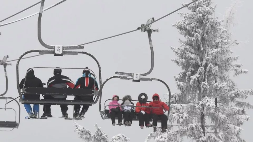 Lyžovanie na svahu Interski v lyžiarskom stredisku na Štrbskom Plese vo Vysokých Tatrách 18. januára 2018.