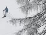 Lyžovanie na svahu Interski v lyžiarskom stredisku na Štrbskom Plese vo Vysokých Tatrách 18. januára 2018.