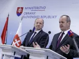  Na snímke sprava minister obrany SR Peter Gajdoš  a minister obrany Maďarska István Simicskó počas tlačovej konferencie po rokovaní v Bratislave 25. januára 2018. 