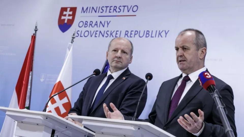  Na snímke sprava minister obrany SR Peter Gajdoš  a minister obrany Maďarska István Simicskó počas tlačovej konferencie po rokovaní v Bratislave 25. januára 2018. 