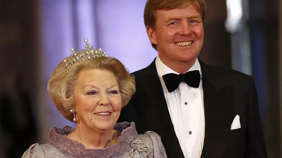 Holandská kráľovná Beatrix a jej syn, korunný princ Willem-Alexander.