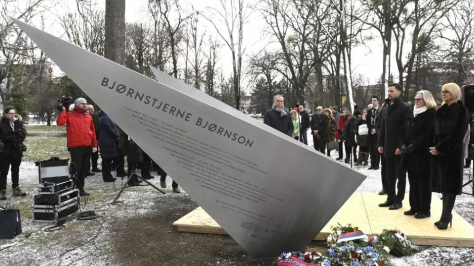 Odhalenie pamätníka  Björnstjerna Björnsona v Košiciach 6. februára 2018 v Mestskom parku. Na snímke sprava viceprimátorka Košíc Renáta Lenártová a veľvyslankyňa Nórskeho kráľovstva v SR Inga Magistadová. 