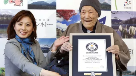 Stodvanásťročný Japonec Masazó Nonaka drží v rukách certifikát Guinnesovej knihy svetových rekordov, ktorá ho označila za najstaršieho žijúceho muža na svete počas slávnostnej ceremónie v meste Ašoro na ostrove Hokkaidó na severe Japonska.