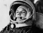 Na snímke vtedajší kozmonaut Sovietskeho zväzu major Jurij Gagarin v skafandri. 