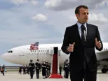 Francúzsky prezident Emmanuel Macron reční pri príchode do Washingtonu. V utorok privítajú Macrona v Bielom dome, kde bude v Oválnej pracovni rokovať s Trumpom, 23. apríla 2018