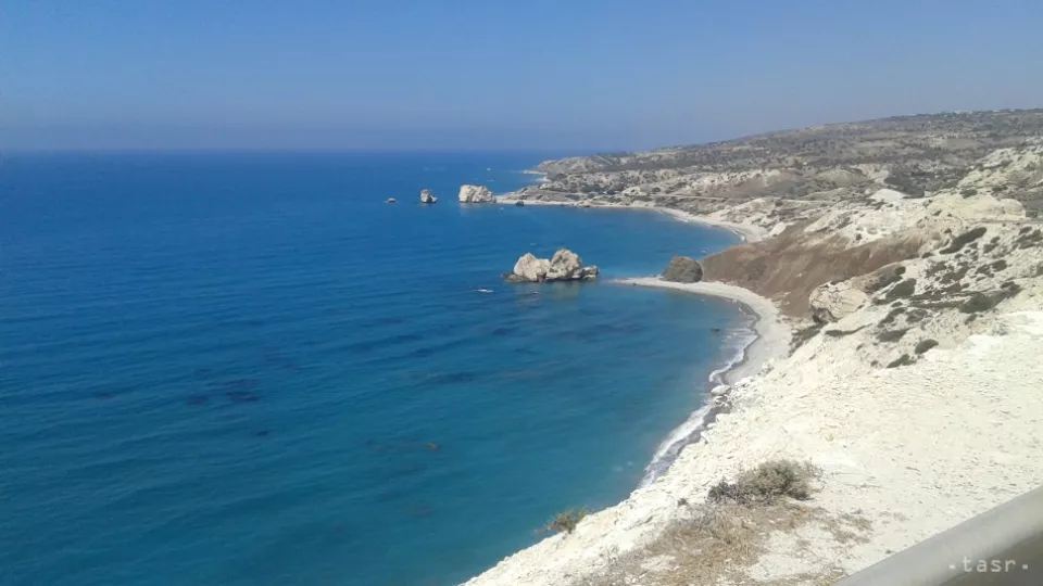 Pobrežie stredomorského ostrova Cyprus. 