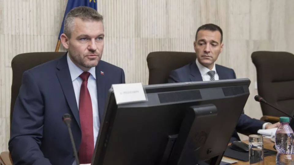 Na archívnej snímke vľavo predseda vlády SR Peter Pellegrini a minister vnútra Tomáš Drucker počas 110. schôdze Bezpečnostnej rady SR.  Bratislava, 28. marca 2018.