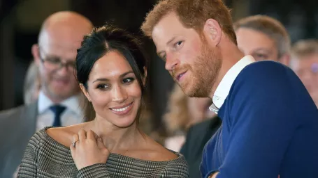 Na archívnej snímke z 18. januára 2018 sú britský princ Harry a jeho snúbenica Meghan Markleová v Cardiffe.