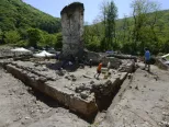 Medzinárodná archeologická dobrovoľnícka brigáda v Gombaseku v okrese Rožňava 4. mája 2018.  Na výskume zaniknutého gotického kláštora rehoľného rádu paulínov v blízkosti Gombaseckej jaskyne pracovali študenti dvoch univerzít z Maďarskej republiky. Na snímke brigáda sa toho roku zamerala na priestor zaniknutého kláštorného gotického kostola. 