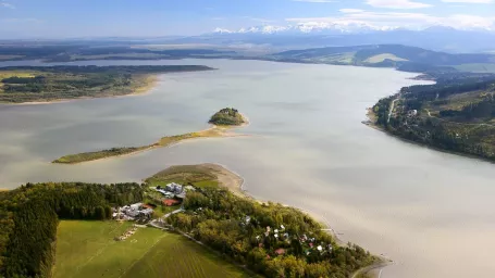 Slanický ostrov uprostred Oravskej priehrady.