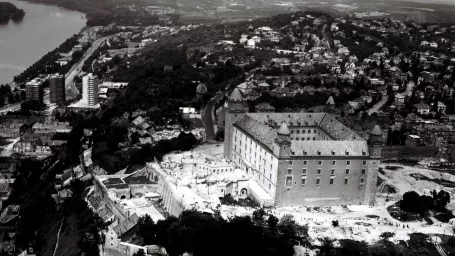 Na archívnej snímke pohľad na Bratislavský hrad a podhradie 15. septembra 1966.