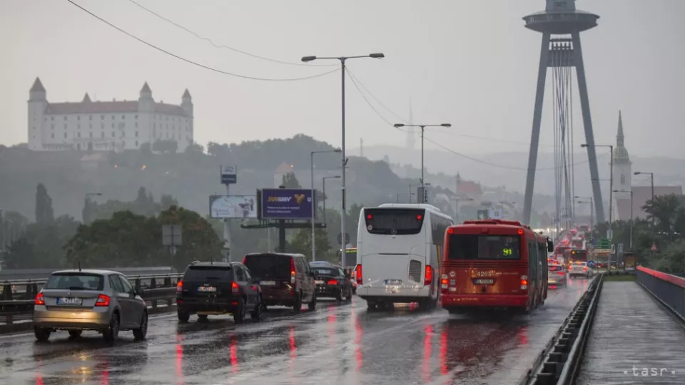 Na archívnej snímke dopravná situácia na Moste SNP.