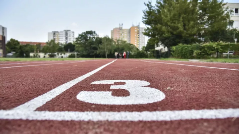 Na snímke nová atletická dráha v areáli Základnej školy na Nobelovom námestí 18. júna 2018 v Bratislave.