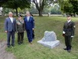 Na snímke zľava minister obrany SR Peter Gajdoš, veterán druhej svetovej vojny a generál Ján Iľanovský a primátor Liptovského Mikuláša Ján Blcháč.