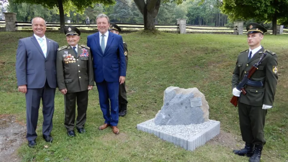 Na snímke zľava minister obrany SR Peter Gajdoš, veterán druhej svetovej vojny a generál Ján Iľanovský a primátor Liptovského Mikuláša Ján Blcháč.