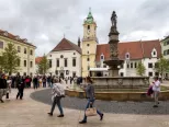 Hodiny na Starej radnici v Bratislave po obnove znovu odmeriavajú čas. 