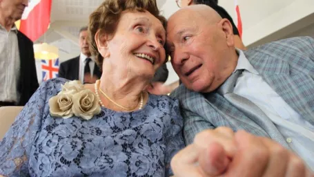 Šťastní novomanželia Jeanine (90) a Raymond (89).