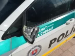 Na snímke je poškodené policajné auto.