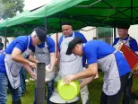 Na snímke členovia folklórnej skupiny Oravskí richtári počas súťaže vo varení a jedení halušiek Zázrivské halušky 2018. V Zázrivej dňa 23. júna 2018.