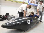 Na snímke pilotka Jana Duchnovská vo vozidle, ktoré navrhli a zostrojili študenti  Strojníckej fakulty Technickej univerzity Košice (TUKE) na medzinárodné preteky Shell Eco-marathon Europe 2018. Tento rok majú ambíciu prejsť viac ako 1 000 km na 1 liter benzínu v nádrži. V Košiciach 27. júna 2018.