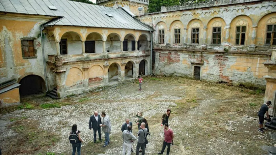 V banskobystrickej mestskej časti Radvaň pokračuje rekonštrukcia historického kaštieľa Radvanských. Na snímke vnútorné nádvorie kaštieľa. Banská Bystrica, 28. júna 2018. 