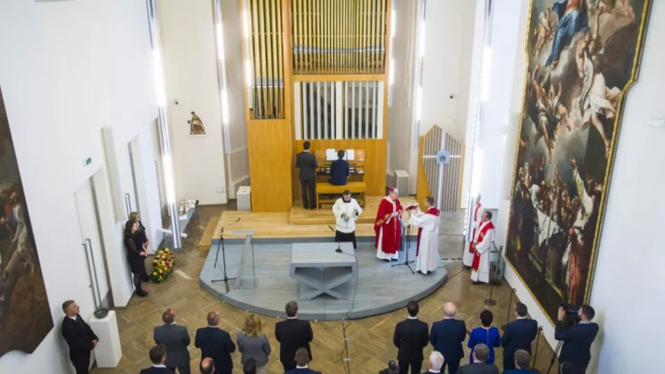 Na snímke bratislavský arcibiskup Stanislav Zvolenský posväcuje hradnú kaplnku na Bratislavskom hrade. Kaplnka je zasvätená Sedembolestnej Panne Márii - patrónke Slovenska. V Bratislave dňa 29. júna 2018.