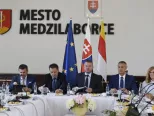 Výjazdové 113. rokovanie vlády SR v Medzilaborciach v utorok 3. júla 2018. Na snímke zľava podpredseda vlády SR a minister životného prostredia SR László Sólymos, podpredseda vlády SR a minister financií SR Peter Kažimír, predseda vlády SR Peter Pellegrini, podpredseda vlády SR pre investície a informatizáciu SR Richard Raši a  podpredsedníčka vlády SR a ministerka pôdohospodárstva a rozvoja vidieka SR Gabriela Matečná.