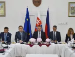 Na snímke zľava podpredseda vlády SR a minister životného prostredia SR László Sólymos, podpredseda vlády SR a minister financií SR Peter Kažimír, predseda vlády SR Peter Pellegrini, podpredseda vlády SR pre investície a informatizáciu Richard Raši a podpredsedníčka vlády SR a ministerka pôdohospodárstva a rozvoja vidieka SR Gabriela Matečná počas výjazdového rokovania vlády SR v Bardejove 4. júla 2018.