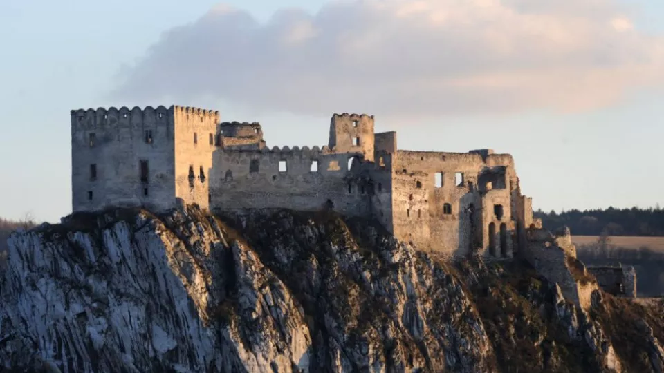 Beckovský hrad, archívne foto.