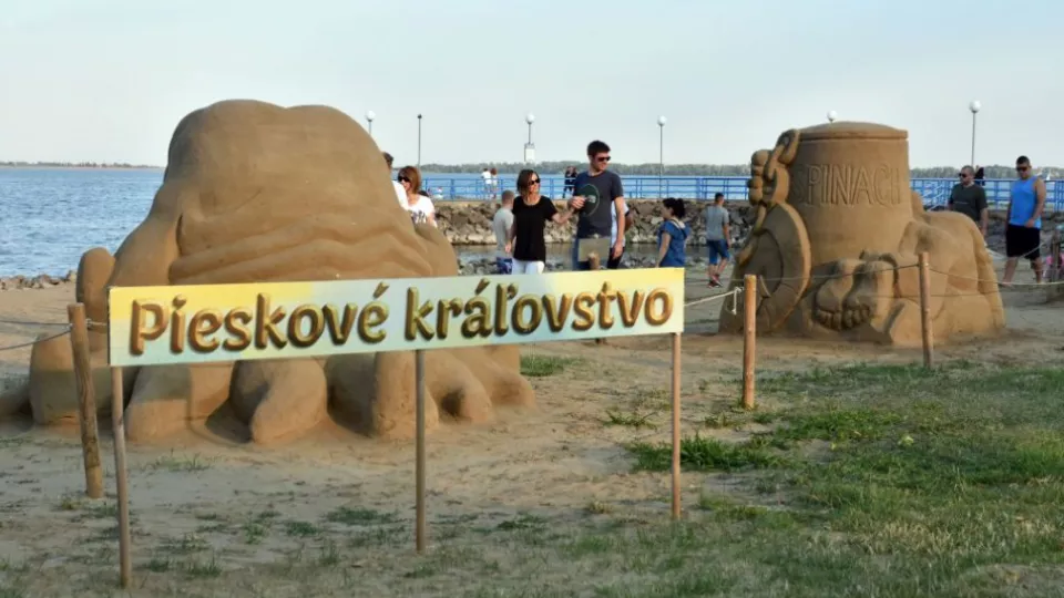 Na snímke je Pieskové kráľovstvo s piatimi sochami z piesku, ktoré je atrakciou na Zemplínskej šírave na pláži pred hotelom Glamour v rekreačnej oblasti Kamenec 6. júla 2018. 