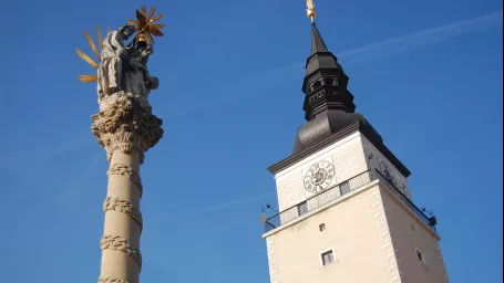 Na archívnej snímke Súsošie Najsvätejšej Trojice a mestská veža na Trojičnom námestí v Trnave.