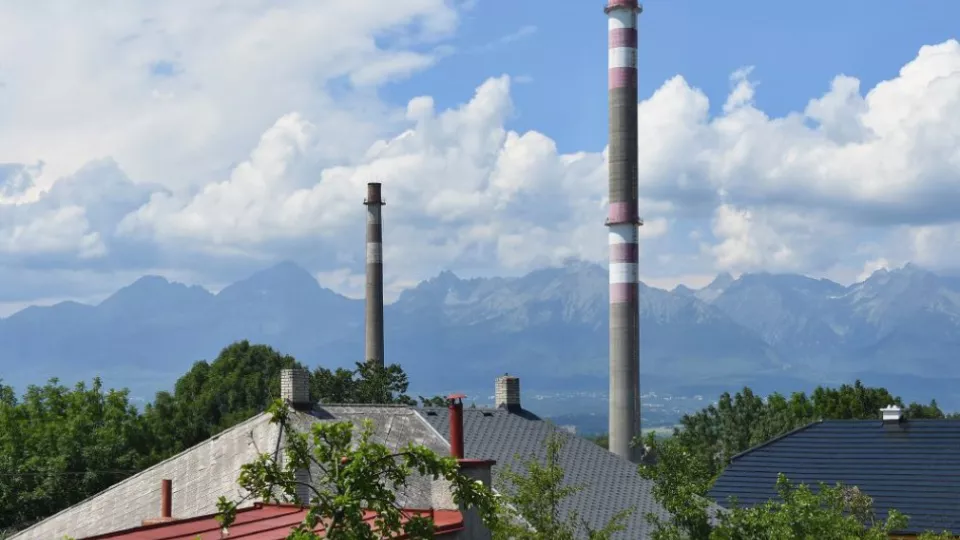 Na snímke vpravo komín vysoký 120 metrov s priemerom takmer sedem metrov postavený v roku 1985, pohľad z mestskej časti Poprad-Stráže v Poprade 13. júla 2018.