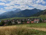 Na snímke pohľad na časť obce Lendak v pozadí Vysoké a Belianske Tatry.