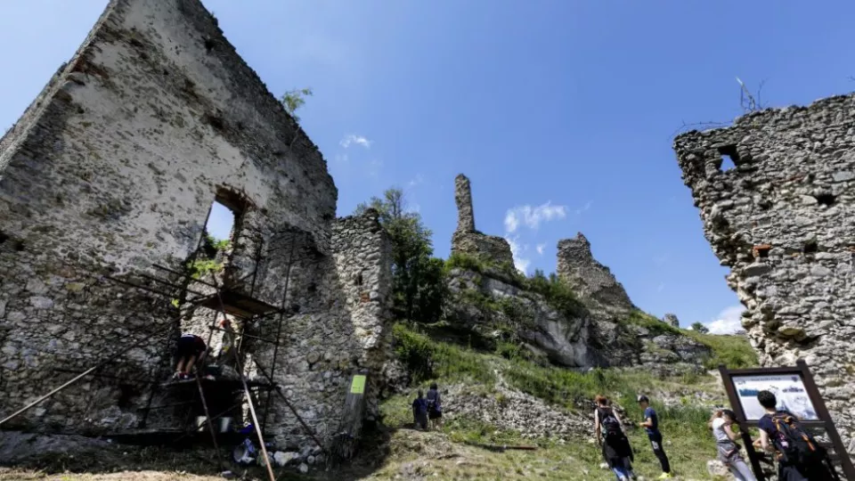 Na snímke zrúcanina hradu Korlátko, ktorú sa dobrovoľníci  snažia rekonštrukčnými prácami zachrániť.