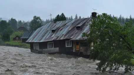 Na snímke rozvodnený potok Javorinka, ktorý berie so sebou starší dom v Podspádoch vo Vysokých Tatrách 19. júla 2018.