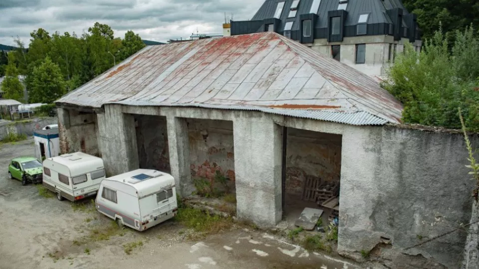 Na snímke jeden z objektov v areáli Medeného hámru na okraji širšieho centra Banskej Bystrice. Ide o pozostatok stredovekej a novovekej industriálnej zóny mesta, jadro niekdajšieho rozsiahleho komplexu Banskobystrického mediarskeho podniku. Banská Bystrica, 20. júla 2018.