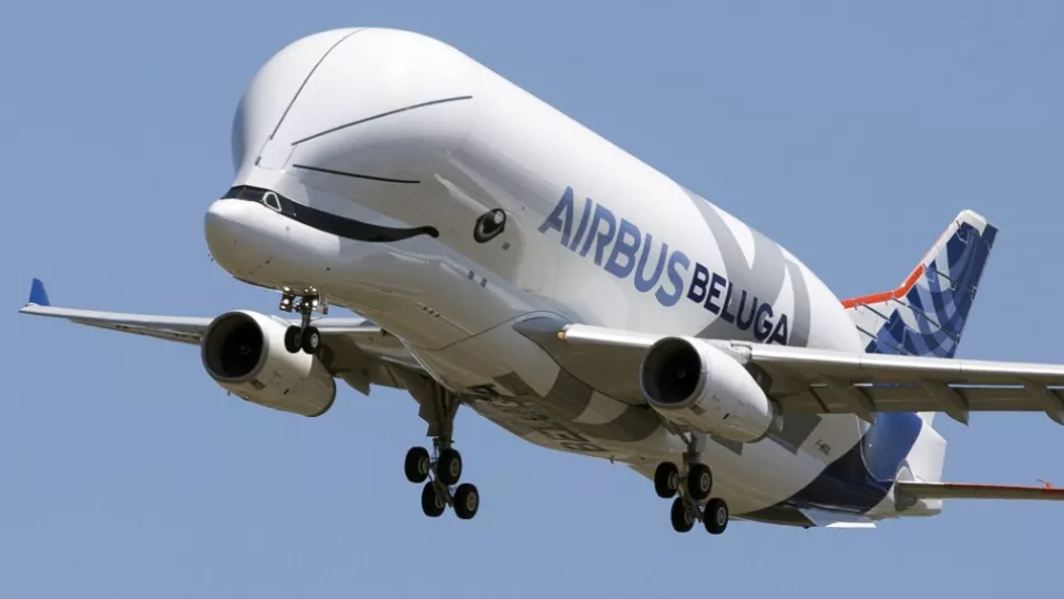 Na snímke posádka nákladného dopravného lietadla Airbus Beluga XL sa pripravuje na pristátie po skončení prvého skúšobného letu na letisku Toulouse-Blagnac 19. júla 2018.