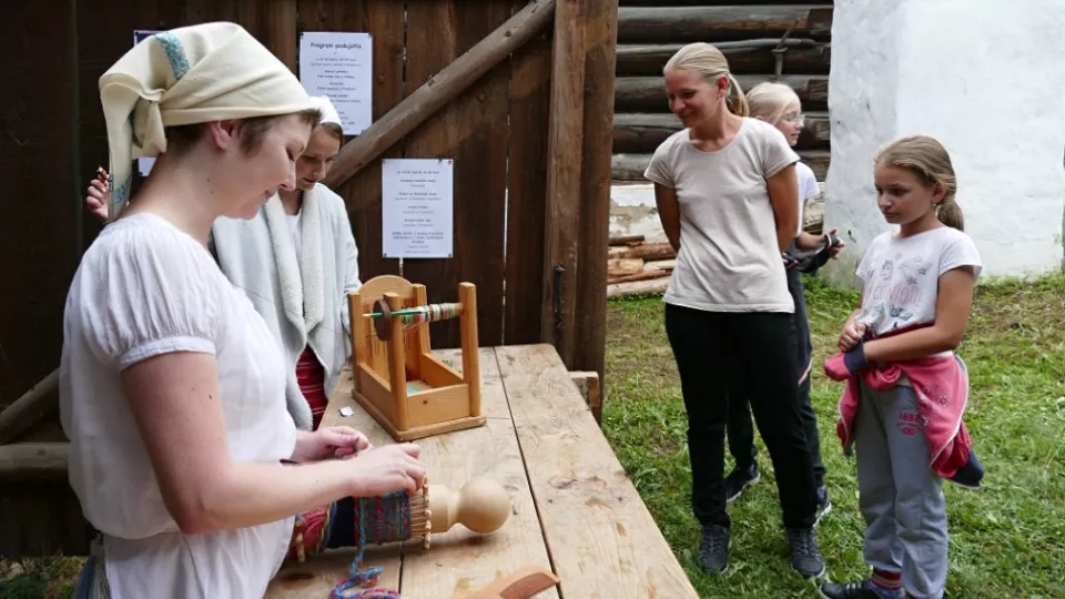 Na snímke ukážky pletenia zápästkov na forme na podujatí Oravská nedeľa v Múzeu slovenskej dediny v Martine v nedeľu 22. júla 2018. 