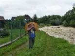 Na snímke muž si fotí vybrežený Studený potok v Starej Lesnej vo Vysokých Tatrách 19. júla 2018. 