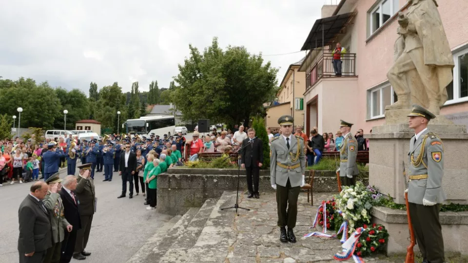 Archívna snímka zo spomienkovej slávnosti v Skýcove.