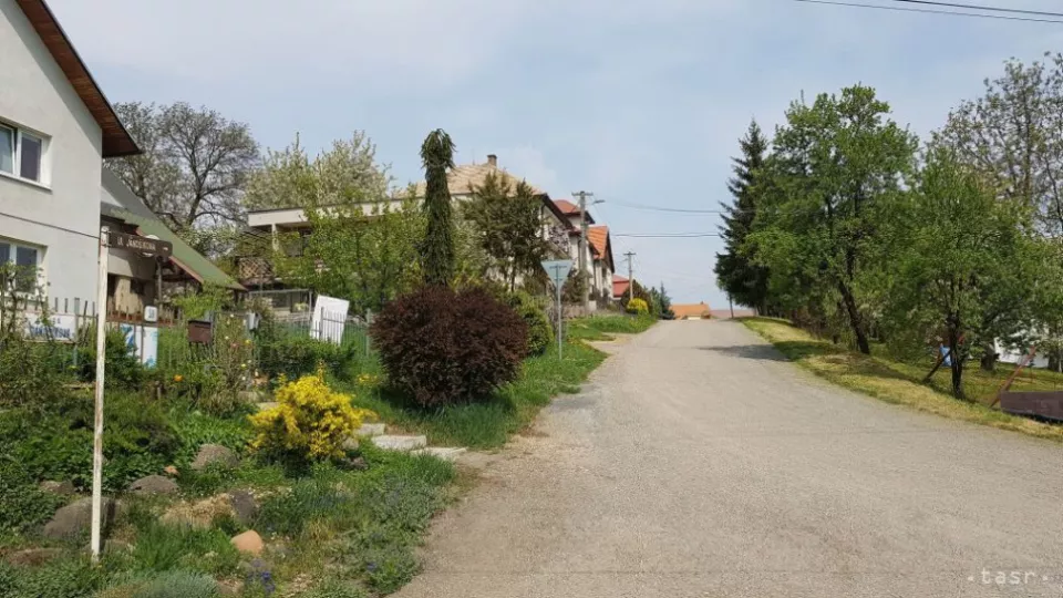 Na snímke je Jánošíkova ulica v obci Hrachovo v okrese Rimavská Sobota, vybudovaná na mieste, kde kedysi stál kaštieľ, v ktorom Juraja Jánošíka väznili po prvom zlapaní v Klenovci.