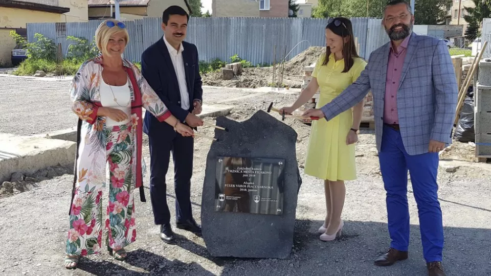 Na snímke zľava primátorka Lučenca Alexandra Pivková, primátor Fiľakova Attila Agócs, riaditeľka odboru podpory regionálneho rozvoja Úradu vlády SR Dominika Benická a Pavel Müller zo spoločnosti Strabag pri poklepávaní základného kameňa novej tržnice vo Fiľakove v okrese Lučenec, 25. júla 2018.