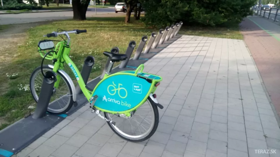 Takmer prázdne stanovište zdieľaných bicyklov na Triede Andreja Hlinku v Nitre.