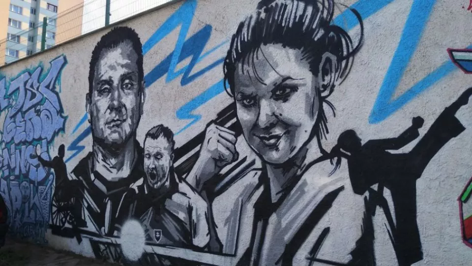 Grafity stena s podobizňami športovcov, ktorí vyrastali na Furči, pribudla na Lidickom námestí v mestskej časti (MČ) Košice - Dargovských hrdinov.