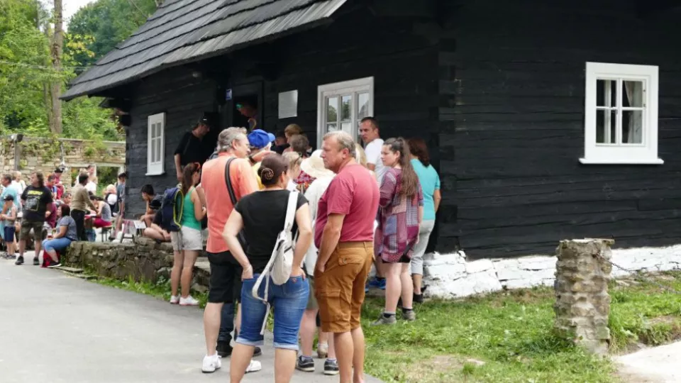 Na snímke symbolický Jánošíkov dom počas jeho sprístupnenia v jeho rodnej osade Jánošovia 1. augusta 2018 v Terchovej.