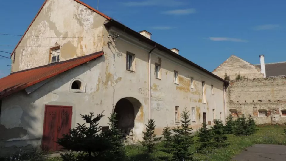 Historická dominanta Žiaru nad Hronom, renesančno-barokový kaštieľ pri Parku Štefana Moysesa, by sa v budúcnosti mohla stať majetkom mesta. Primátor Žiaru nad Hronom Peter Antal vo štvrtok informoval, že mesto má zámer kúpiť od súkromníka túto kultúrnu pamiatku za 2,8 milióna eur. Na snímke kaštieľ aj s priľahlými administratívnymi budovami. 