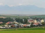 Na snímke pohľad na obec Vlková, okres Kežmarok a v pozadí Vysoké Tatry 3. augusta 2018.