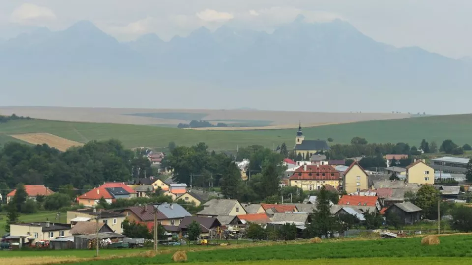 Na snímke pohľad na obec Vlková, okres Kežmarok a v pozadí Vysoké Tatry 3. augusta 2018.